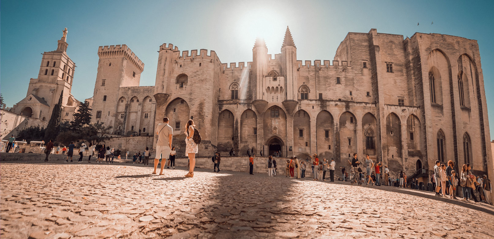 Couple devant le Palais des Papes © Planque