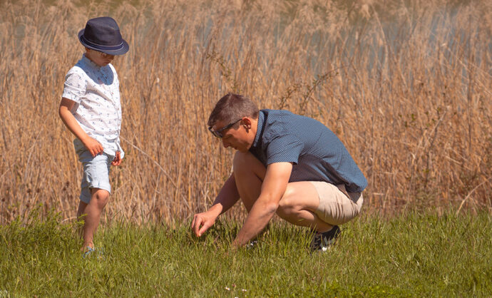 Père et fils dans la nature