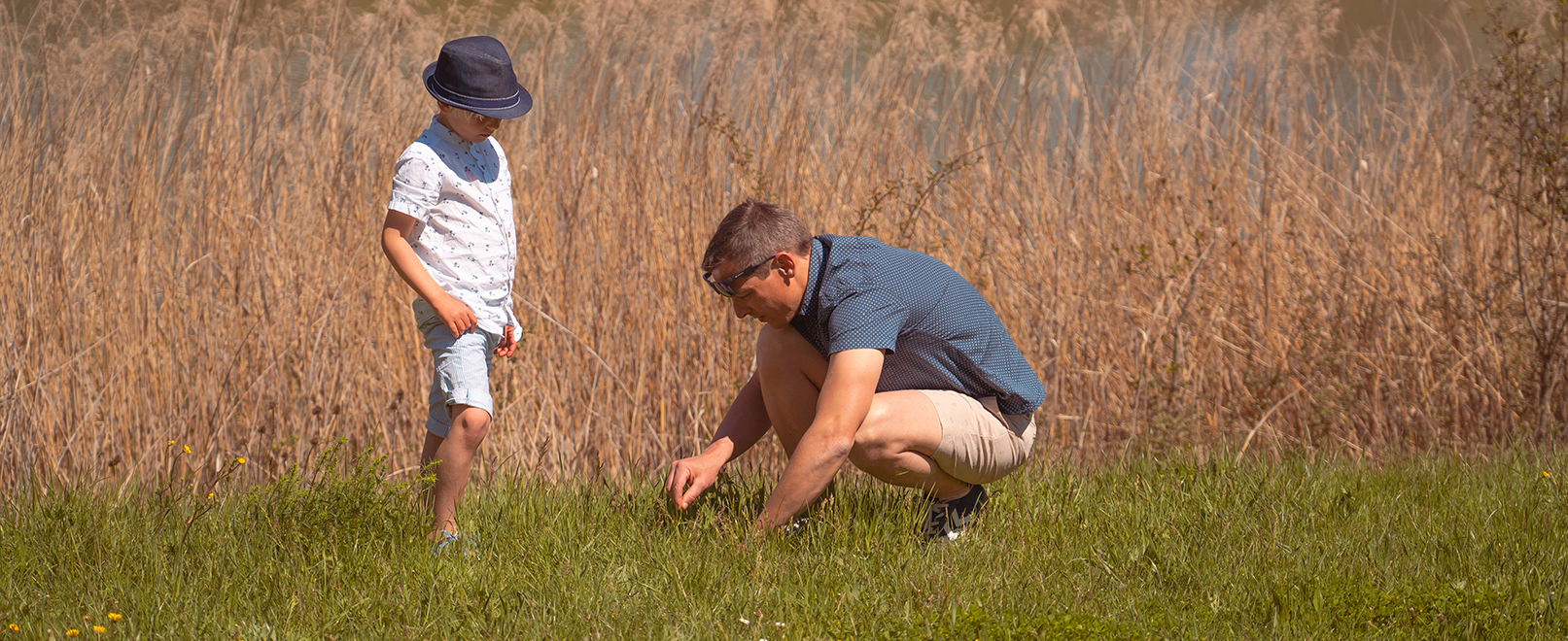 Père et fils dans la nature © Planque