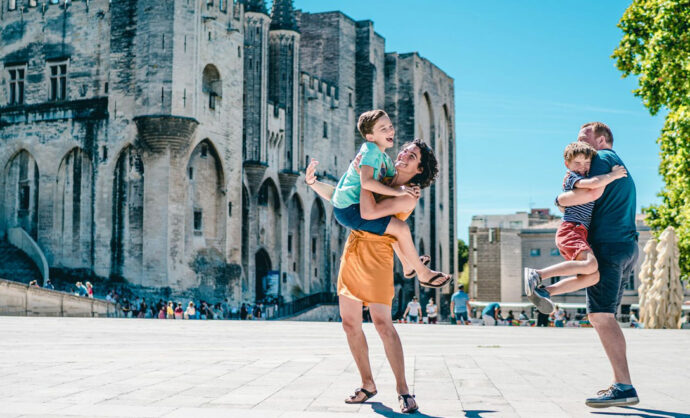 Famille à Avignon devant le Palais des Papes