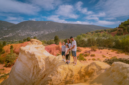 En famille au Colorado Provencal ©PLANQUE M.