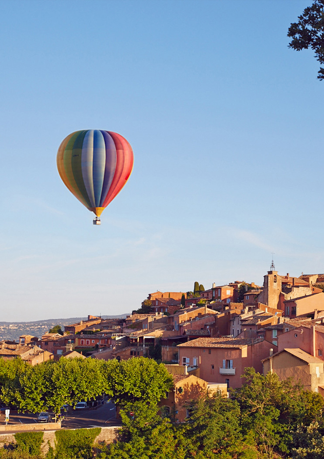 Montgolfièere au-dessous de Roussillon