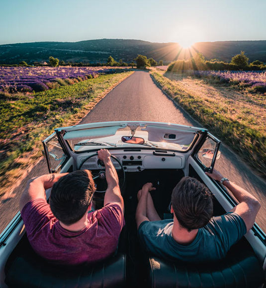 Voiture sur la route de la lavande